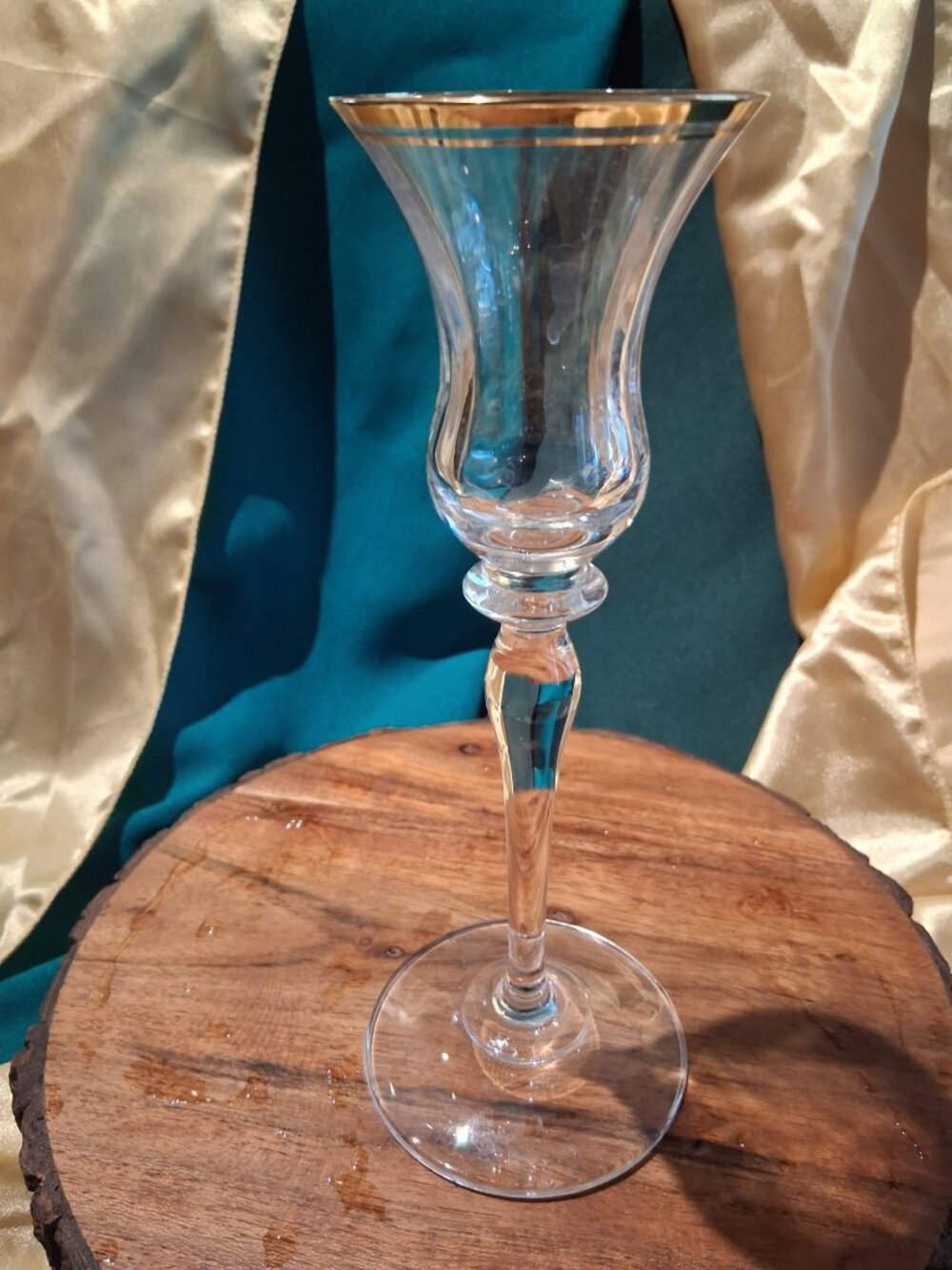 Vintage Elegant Crystal Stem Candleholder Featuring a Sleek Flared Trumpet Bowl
